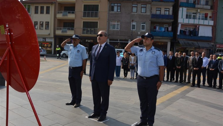 Başkanımız Gaziler Günü sebebi ile Atatürk Anıtına çelenk koydu