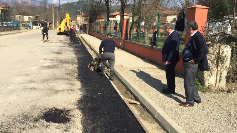 Başkanımız ilçe girişimizde yapılan asfalt çalışmasını ziyaret etti