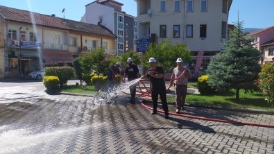 Cadde, Meydan ve ara Sokaklar Detaylı Bir Şekilde Yıkandı