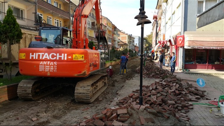 Yağmur suyu çalışmalarımız Uğur Mumcu caddesinde devam ediyor