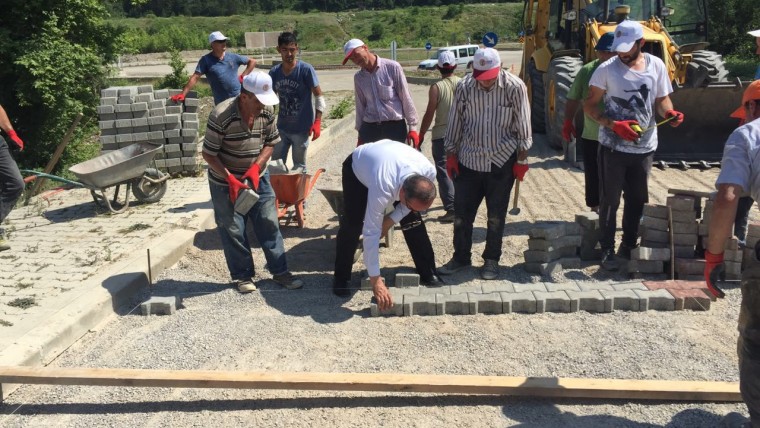 Çınarkent-Yeşilvadi siteleri arasına kilit parke uygulanıyor