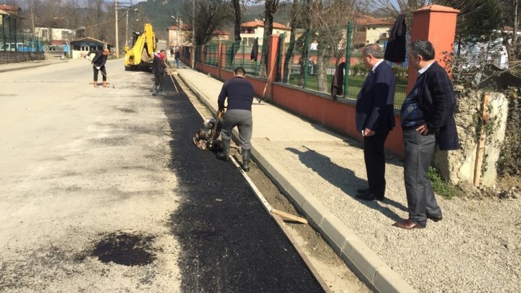 Başkanımız ilçe girişimizde yapılan asfalt çalışmasını ziyaret etti