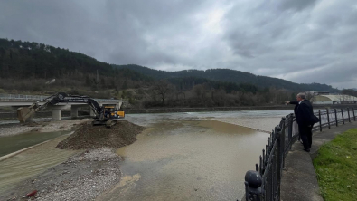 Ulus Çayı’nda Temizlik ve Islah Çalışmaları Devam Ediyor