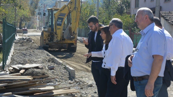 Başkanımız Eldeş Sokakta devam eden yol çalışmalarını inceledi