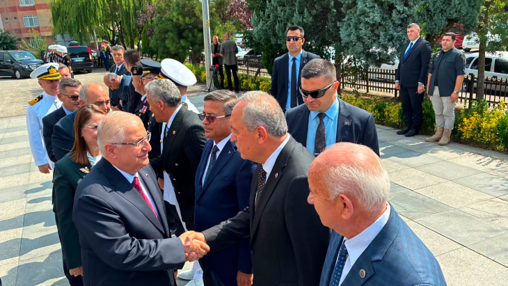 Bir dizi program ve ziyaretlerde bulunmak üzere ilimize gelen Millî Savunma Bakanımız Sayın Yaşar Güler, Bartın Valiliğimizde karşılandı.
