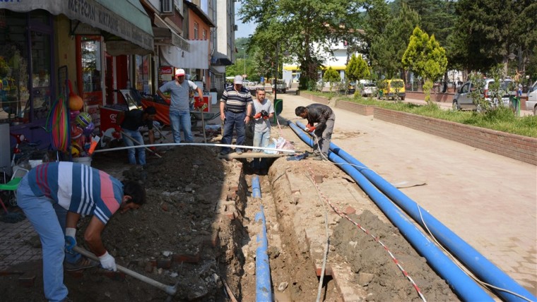 Su şebekesi değişimi Uğur Mumcu Caddesi ile devam ediyor