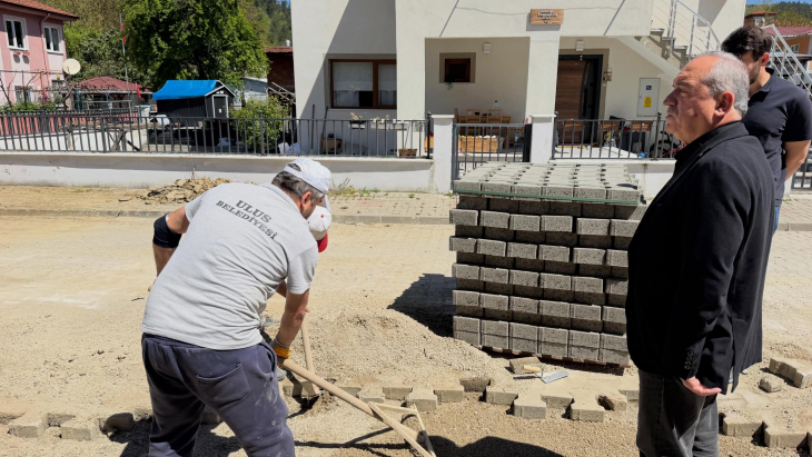 Mezgeller Mahallesi Şehit Mustafa Kemal Açıkgöz Caddesi Doğalgaz çalışmaları sonrası bozulan yollarda parke düzenleme çalışmalarımız devam ediyor.