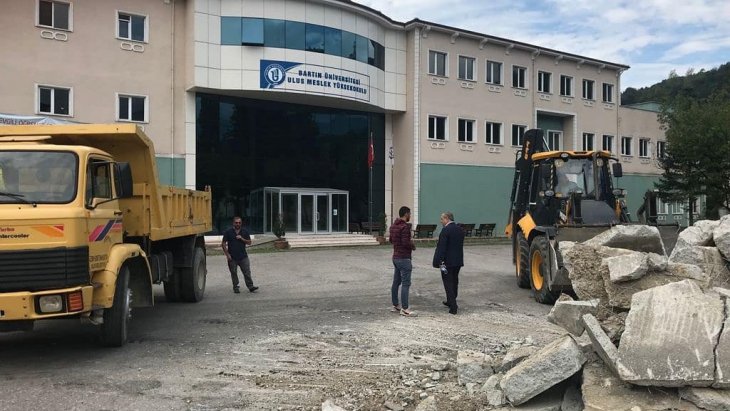 Ulus MYO Bahçesinde Beton Kilit Parke ile Yol Düzenleme Çalışmasına