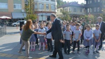 Başkanımız Yeni Eğitim Öğretim yılı sebebi ile çelenk koyma törenine katıldı