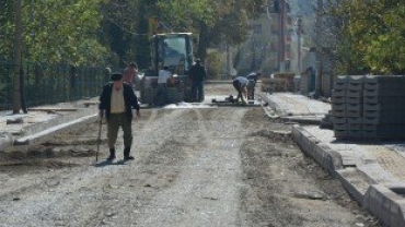 Başkanımız Eldeş Sokakta devam eden yol çalışmalarını inceledi