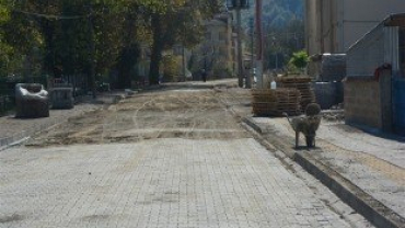 Başkanımız Eldeş Sokakta devam eden yol çalışmalarını inceledi