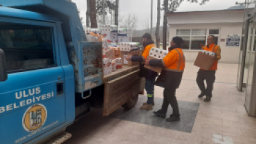 Belediye personelinden deprem bölgesine yardım