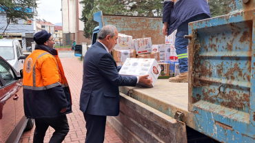 Belediye personelinden deprem bölgesine yardım